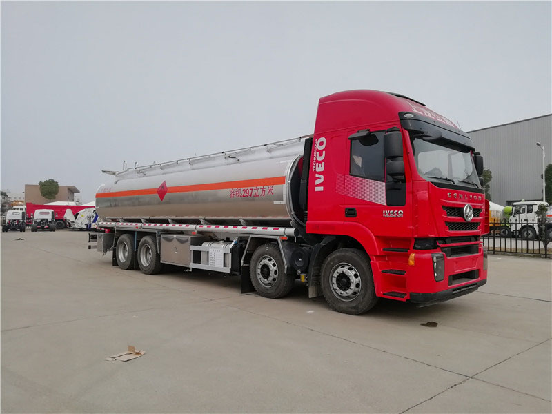 上汽紅巖29.7方前四后八鋁合金運(yùn)油車，20噸運(yùn)油車