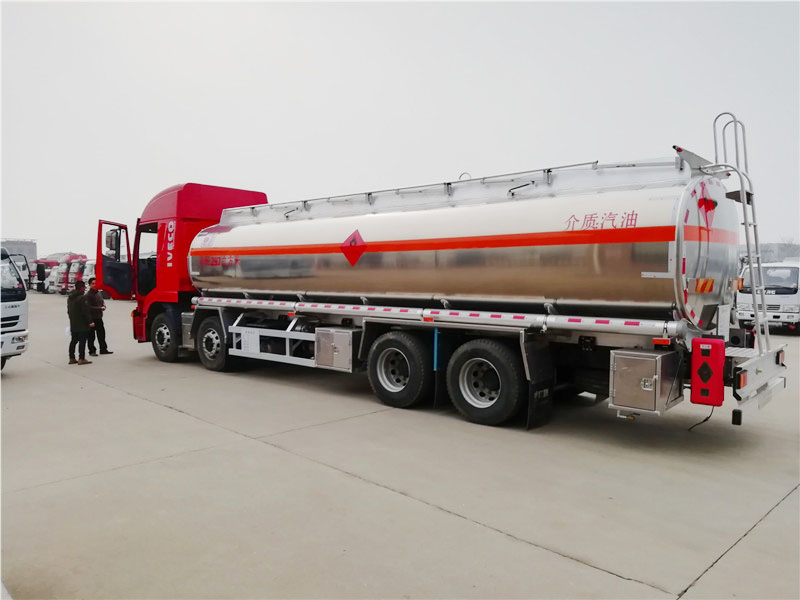上汽紅巖29.7方前四后八鋁合金運(yùn)油車，20噸運(yùn)油車