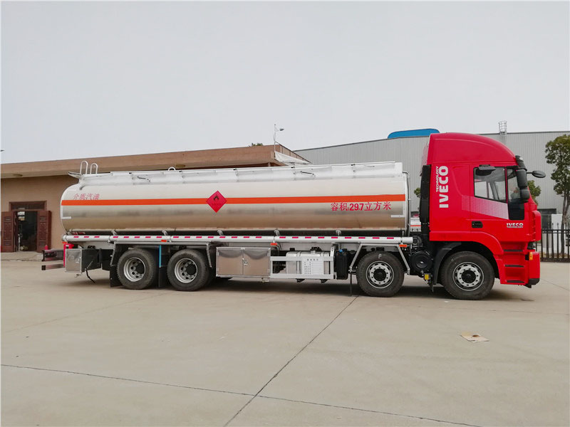 上汽紅巖29.7方前四后八鋁合金運(yùn)油車，20噸運(yùn)油車