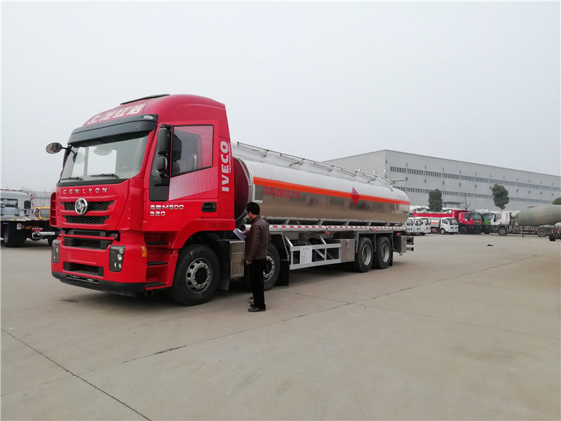 上汽紅巖29.7方前四后八鋁合金運油車，20噸運油車